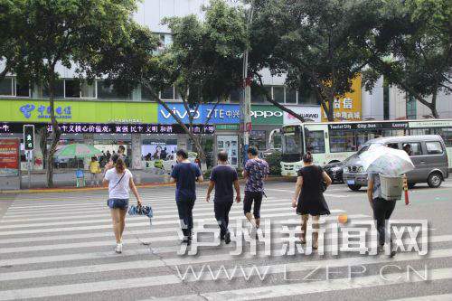 絕大多數(shù)市民都做到了自覺禮讓斑馬線，不橫穿馬路，不翻越欄桿，做到車讓人、人讓車