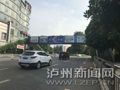 主干道上隨處可見創(chuàng)文宣傳廣告。 記者 肖婷 攝